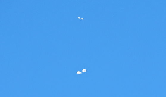 Trash balloons from North Korea are spotted above Seoul on Sept. 23. [YONHAP]