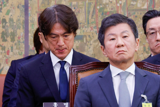 Korean national team manager Hong Myung-bo, left, and KFA Chairman Chung Mong-gyu during the parliamentary committee on culture, sports and tourism at the National Assembly in western Seoul on Sept. 24. [NEWS1] 