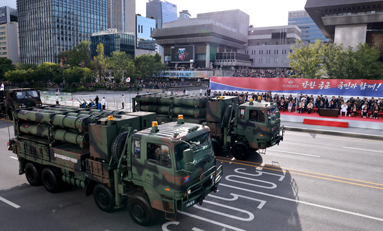 Korea’s Cheongung mid-range surface-to-air interceptor system is spotting during a military parade marking the 76th Armed Forces Day in Gwanghwamun, central Seoul, Tuesday. [YONHAP]