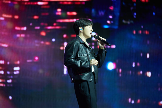 Lee Chang-sub performs ″Old Town″ during a press showcase held on Wednesday at the Blue Square in central Seoul. [FANTAGIO]