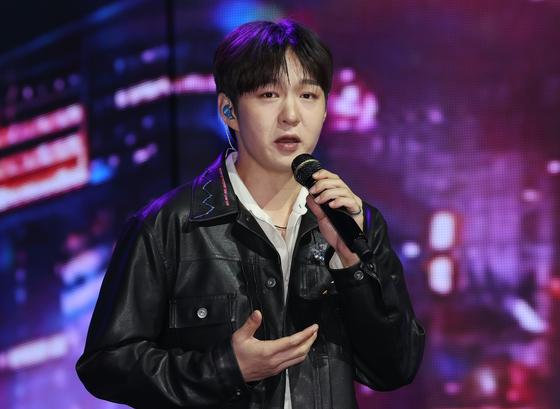 Lee Chang-sub performs ″Old Town″ during a press showcase held on Wednesday at the Blue Square in central Seoul. [FANTAGIO]