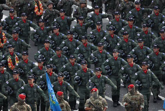 Air Force pilots march down Sejong-daero in central Seoul in a military parade marking South Korea’s 76th Armed Forces Day on Tuesday. [YONHAP]