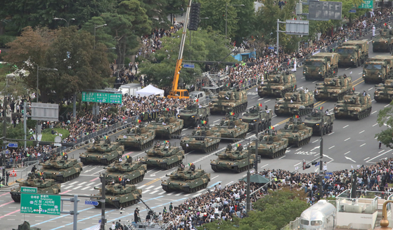 The Korean Army’s K2 Black Panther battle tanks, K9 self-propelled howitzer and other armored vehicles pass by Gwanghwamun Square in central Seoul for a massive Armed Forces Day military parade on Tuesday. [NEWS1]