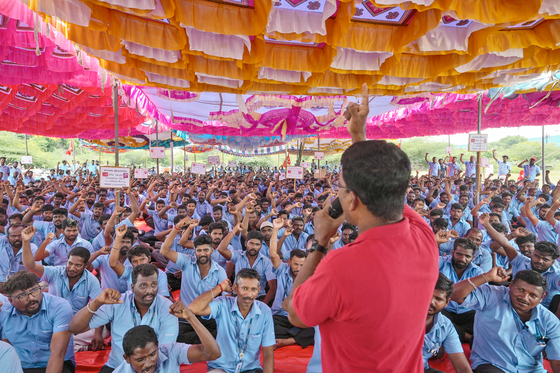 Samsung workers who are on strike shout slogans during a protest near their plant in Sriperumbudur, Tamil Nadu, on Sept. 24.[AP/YONHAP]