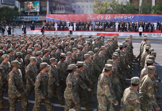 U.S. Forces Korea (USFK) personnel take part in South Korea’s Armed Forces Day military parade in Gwanghwamun in downtown Seoul on Tuesday. [YONHAP]