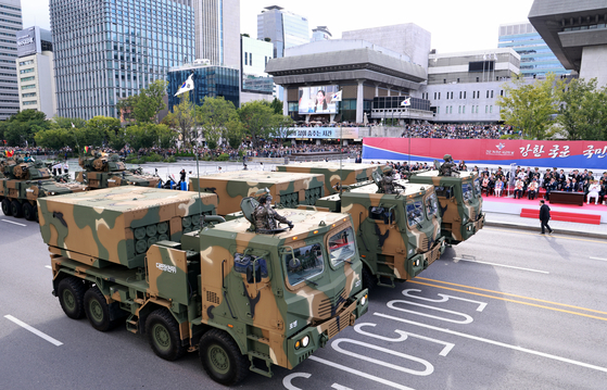 Korea’s homegrown Chunmoo multiple rocket launch systems are seen in a military parade marking South Korea’s 76th Armed Forces Day in downtown Seoul on Tuesday. [YONHAP]