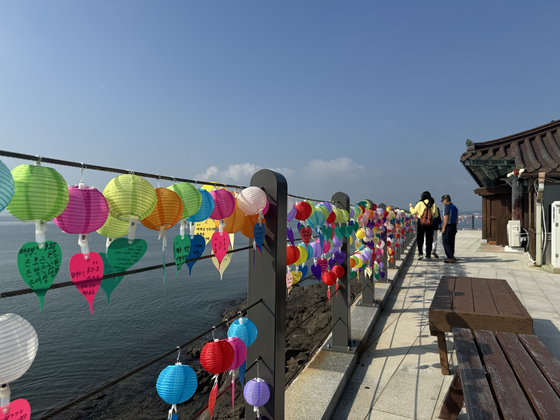 Visitors hang wish lanterns at Ganwolam Hermitage in Seosan [YIM SEUNG-HYE] 