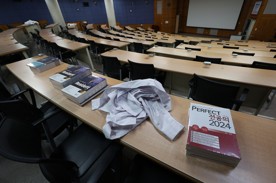 Empty lecture hall inside a medical school's building in Daegu in September. [YONHAP] 