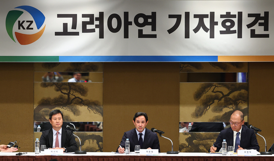 Korea Zinc Chairman Choi Yoon-beom, center, talks to the local press on the zinc smelter's plans for a share buyback at the Grand Hyatt hotel in central Seoul on Wednesday. [YONHAP]