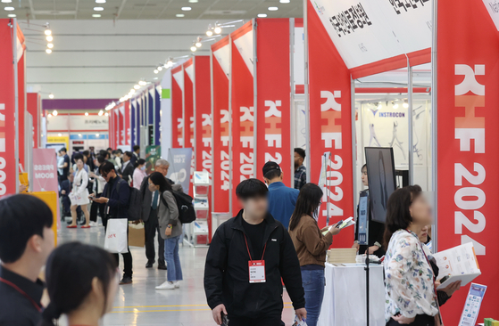 Attendees browse booths at K-Hospital (KHF) 2024, Korea’s largest digital healthcare exhibition, at Coex in southern Seoul on Wednesday. [YONHAP]