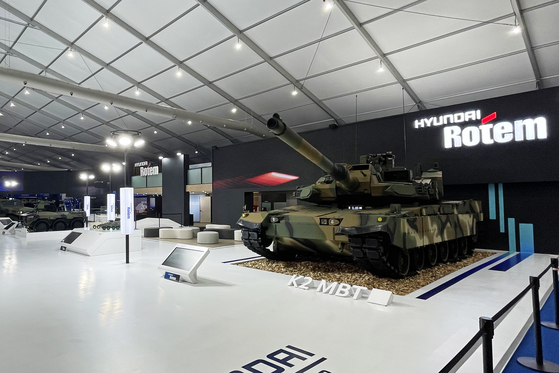 A K2 tank at Hyundai Rotem Co.'s booth for the Korea Army International Defense Industry Exhibition held at the Gyeryongdae military headquarters in Gyeryong, South Chungcheong. [HYUNDAI ROTEM]