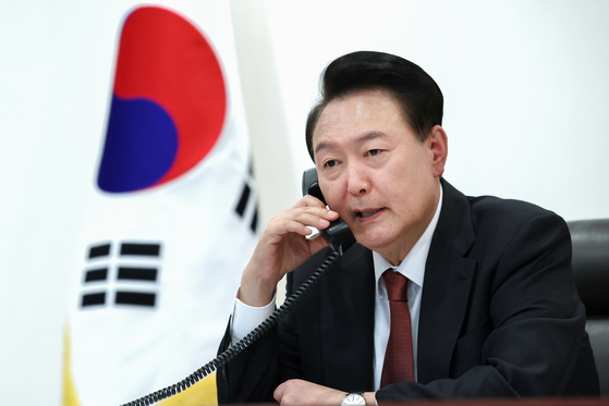 President Yoon Suk Yeol holds his first phone call with Japan’s new prime minister, Shigeru Ishiba, at the Yongsan presidential office in Seoul on Wednesday. [PRESIDENTIAL OFFICE]