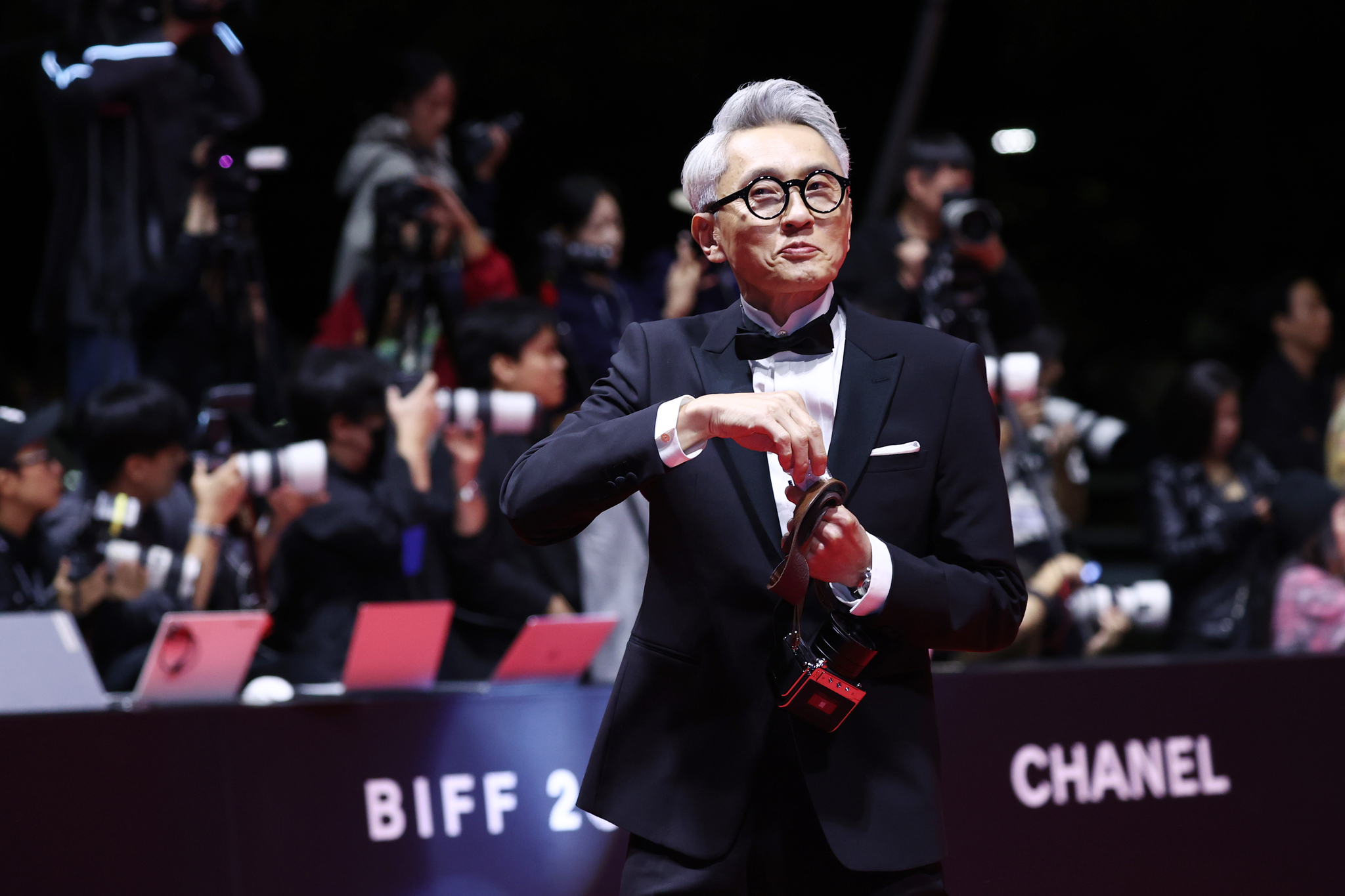 Japanese actor Yutaka Matsushige walks down the red carpet ahead of the festival's opening ceremony held at the Busan Cinema Center in Haeundae District on Wednesday. [YONHAP]