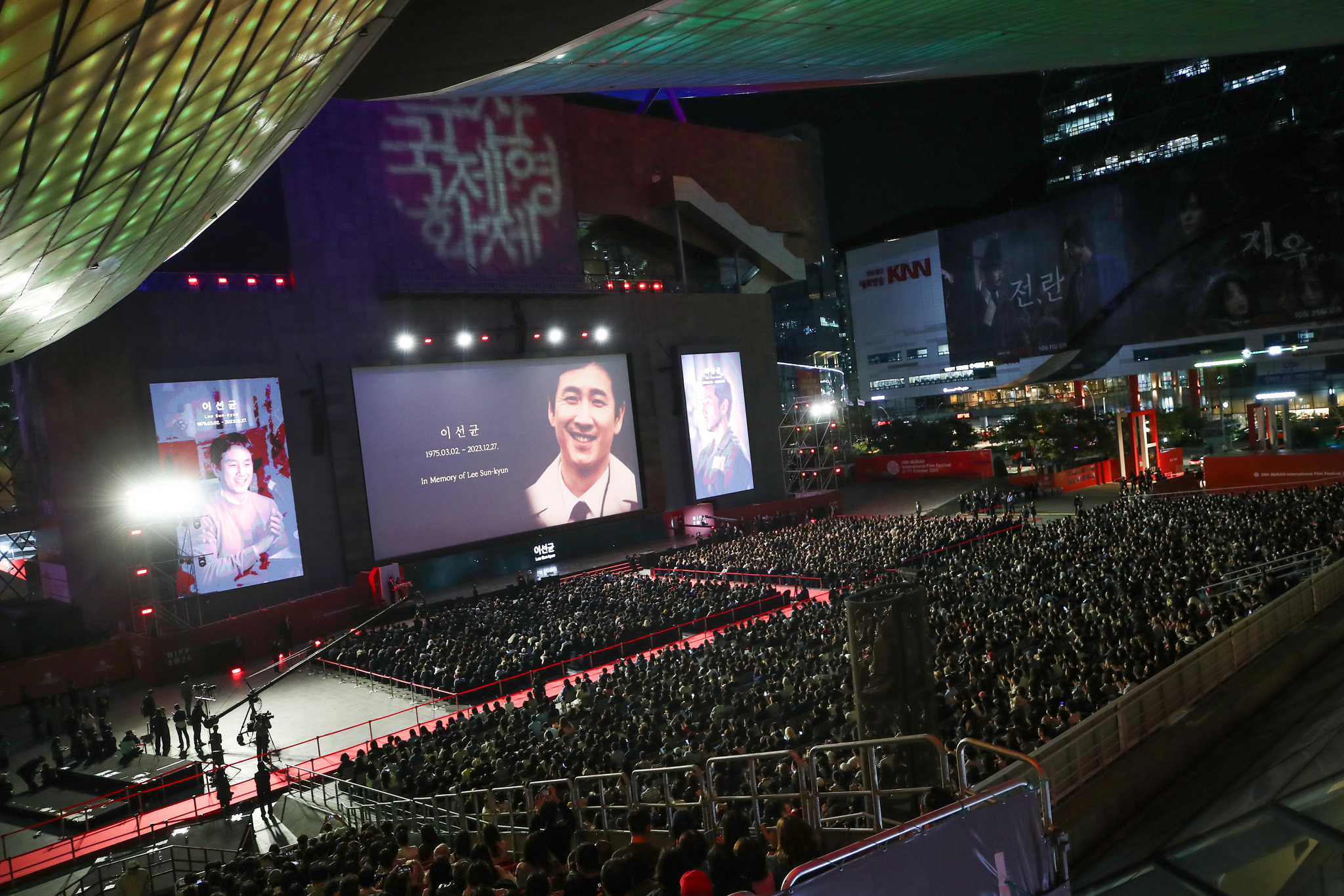 A video montage of late ″Parasite″ (2019) actor Lee Sun-kyun is played during the 29th Busan International Film Festival's opening ceremony that was held at the Busan Cinema Center in Haeundae District on Wednesday. [NEWS1]