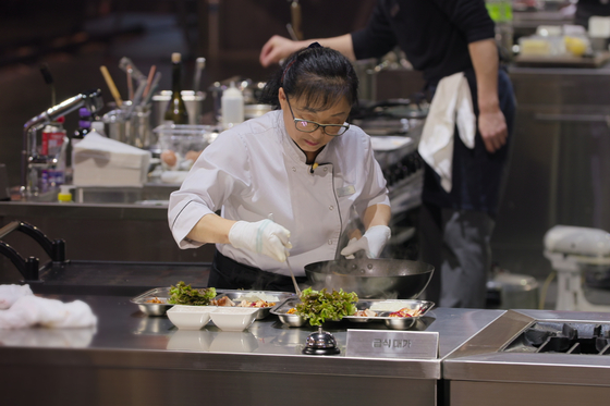 Chef Lee Mi-yeong in a scene of Neftlix Korea's "Culinary Class Wars" [NETFLIX KOREA]