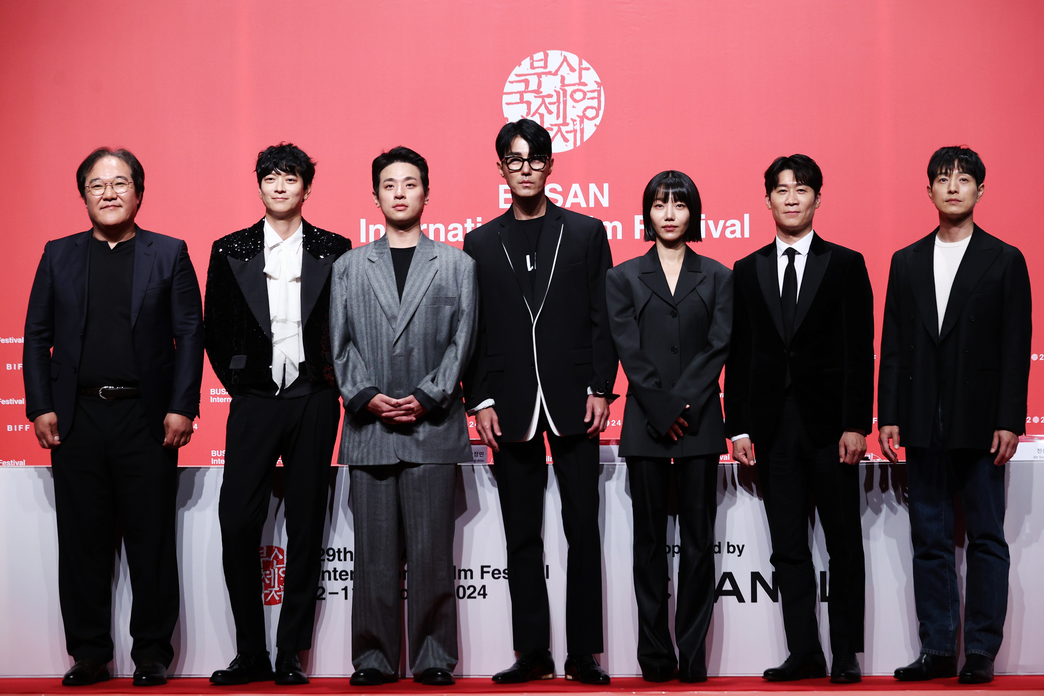 The cast and director of film ″Uprising″ pose for a photo during a press conference held at Shinsegae Department Store in Haeundae District on Wednesday. From left are director Kim Sang-man, actors Gang Dong-won, Park Jeong-min, Cha Seung-won, Kim Shin-rock, Jin Sun-kyu and Jung Sung-il [YONHAP]