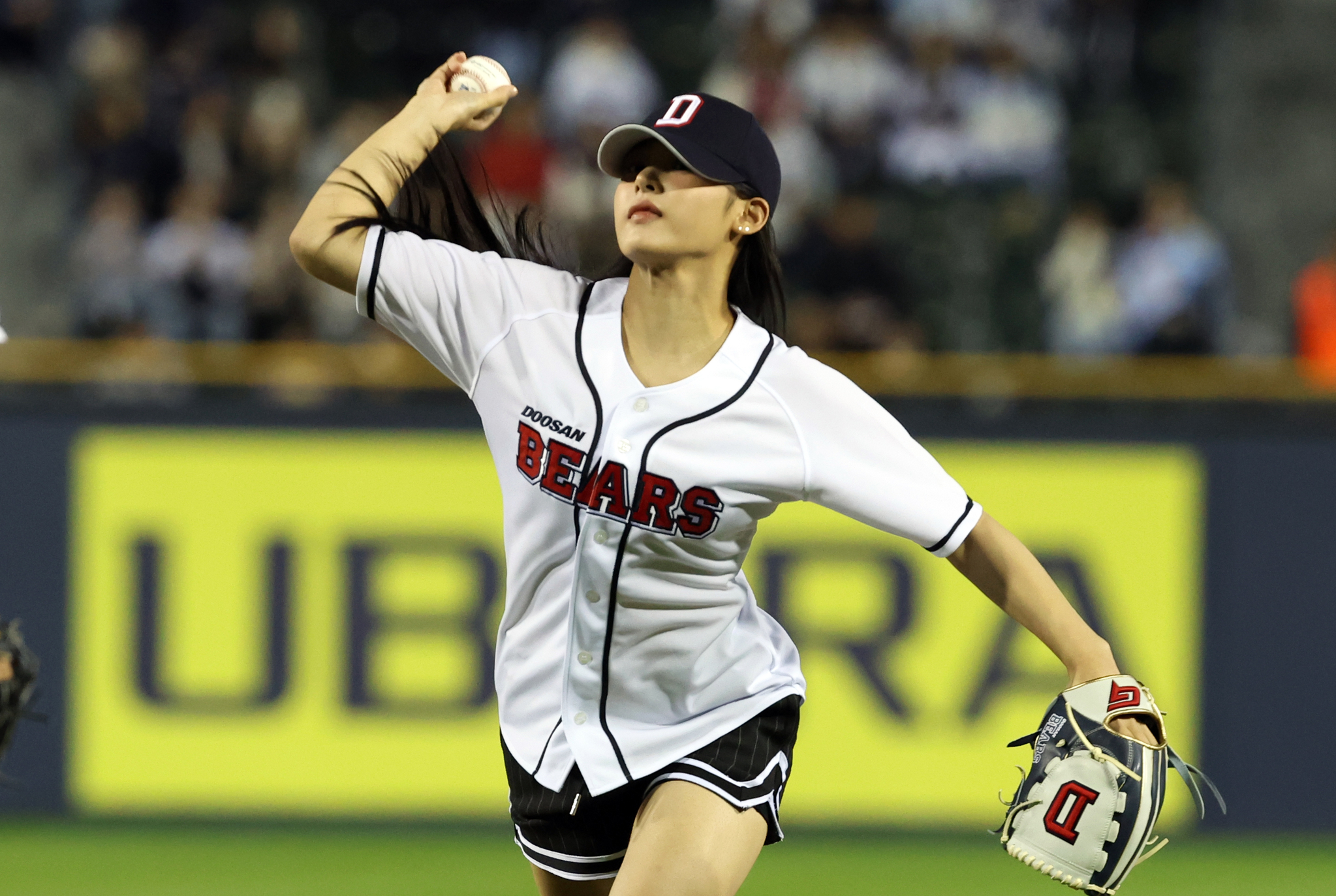 Minji of girl group NewJeans pitches ahead of the KBO Wildcard game between the Doosan Bears and KT Wiz held on Oct. 2 at Jamsil Baseball Stadium, southern Seoul. [NEWS1]