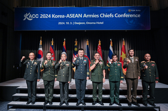 Korean Army Chief of Staff Gen. Park An-su, center, poses with his counterparts from Asean countries during the first Korea-Asean Armies Chiefs Conference in Daejeon Thursday. [YONHAP]