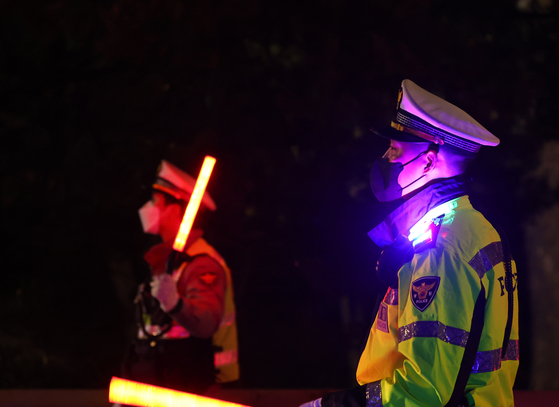 Mapo police conduct DUI stops in Seoul in December 2023. The picture is unrelated to the story. [YONHAP] 