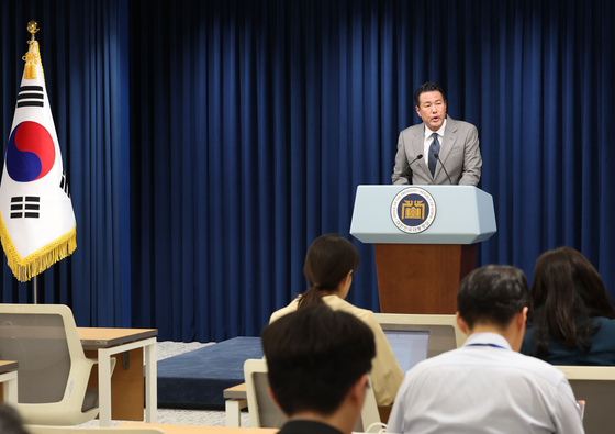 Principal Deputy National Security Adviser Kim Tae-hyo holds a press conference announcing President Yoon Suk Yeol's three-country, six-day trip to Southeast Asia trip for Asean-related meetings at the Yongsan presidential office in Seoul on Thursday. [JOINT PRESS CORPS] 