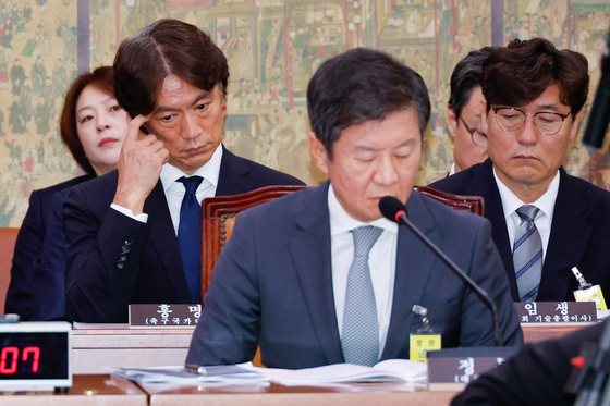 Korean national team manager Hong Myung-bo, left of middle row, KFA Chairman Chung Mong-gyu, front center, and KFA Technical Director Lee Lim-saeing, right, during the parliamentary committee on culture, sports and tourism at the National Assembly in western Seoul on Sept. 24. [NEWS1] 