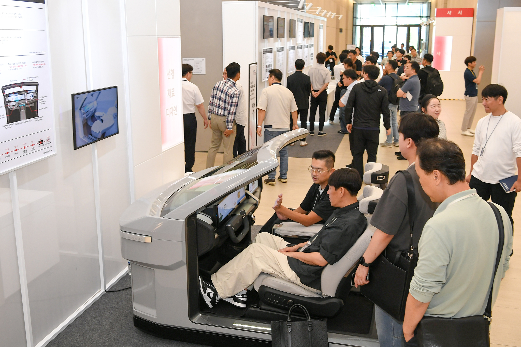 Visitors to Hyundai Mobis's R&D Tech Day event take a look at the exhibition at the company's R&D center in Uiwang, Gyeonggi, on Wednesday. [HYUNDAI MOBIS]