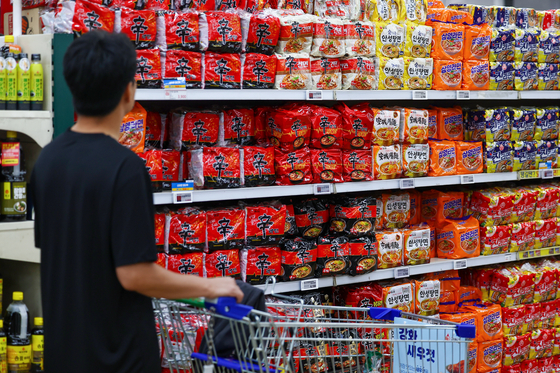 Customers shop for ramyeon at Hanaro Mart's Yangjae branch in Seocho District, southern Seoul, on Thursday afternoon. [YONHAP]