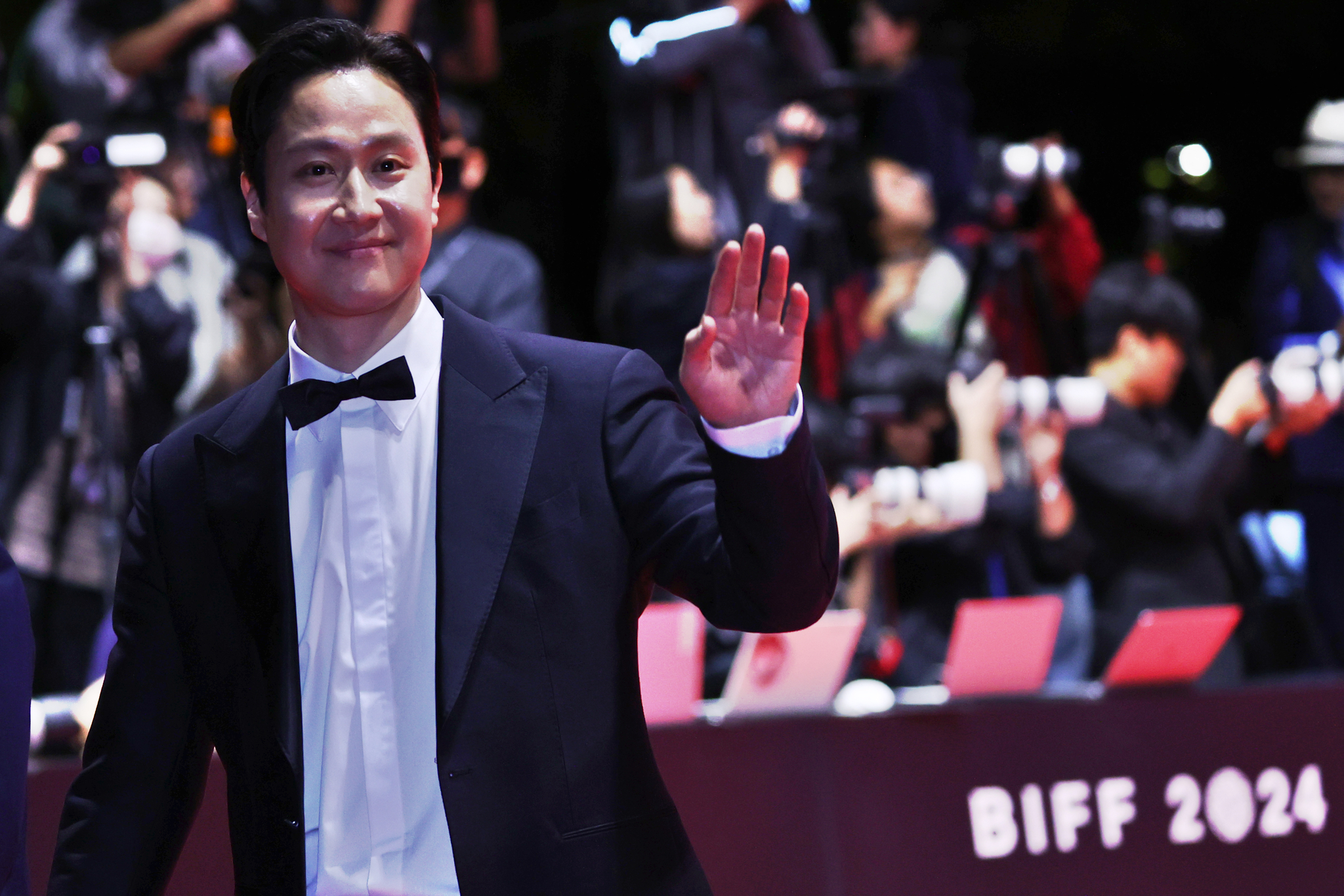 Actor Jung Woo walks down the red carpet ahead of the festival's opening ceremony held at the Busan Cinema Center in Haeundae District on Wednesday. [YONHAP]