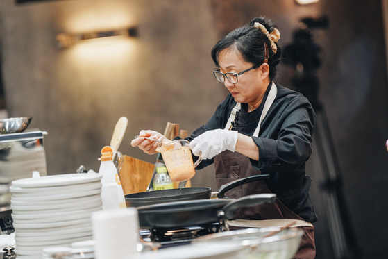 Chef Lee Mi-yeong in a scene of Neftlix Korea's "Culinary Class Wars" [NETFLIX KOREA]