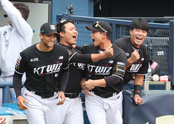 The KT Wiz celebrate after beating the Doosan Bears 1-0 in Game 2 of the KBO Wildcard series at Jamsil Baseball Stadium in southern Seoul on Thursday.  [YONHAP]