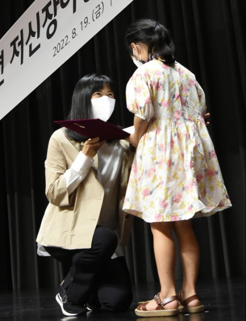 LG Welfare Foundation chief Koo Yeon-kyung, the eldest daughter of the late LG Chairman Koo Bon-moo, gives out a donation certificate during a ceremony in western Seoul on April 19, 2022. [LG GROUP]