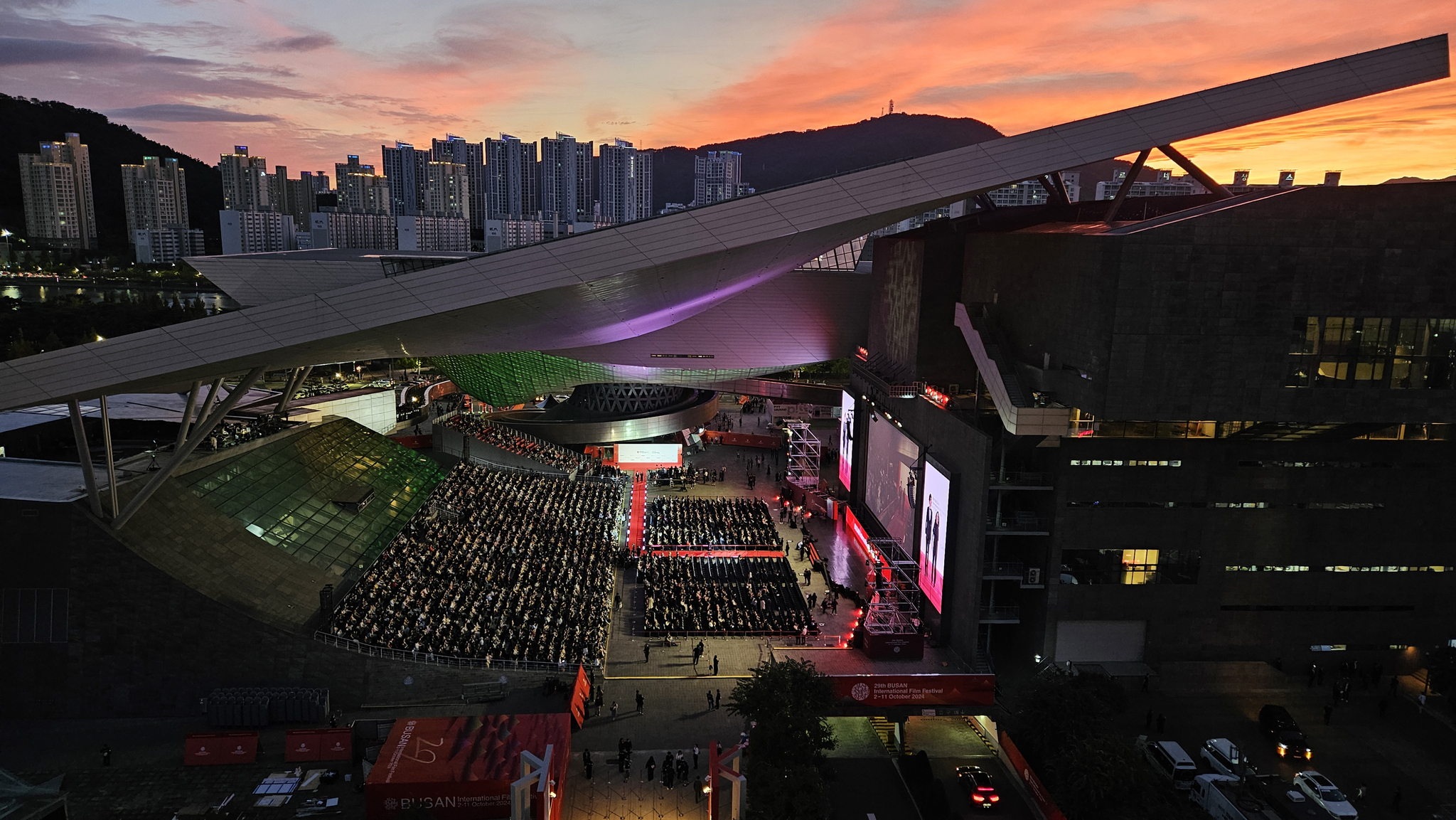 The 29th Busan International Film Festival's opening ceremony was held at the Busan Cinema Center in Haeundae District on Wednesday. [YONHAP] 