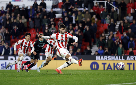 Stoke City midfielder Bae Jun-ho, far left, runs as his teammate Tom Cannon takes a shot during a Championship match against Portsmouth at bet365 Stadium in Stoke-on-Trent, England on Wednesday. [AP/YONHAP] 