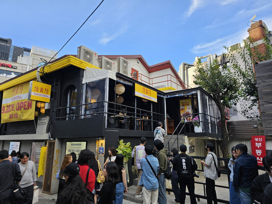 Customers wait to enter the Hongdae branch of Torikizoku, a budget Japanese chain, in this photo posted by X user @asherPdc. [SCREEN CAPTURE]