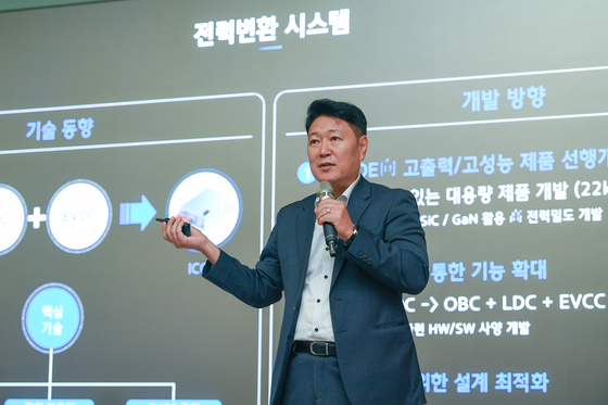 Lee Young-kook, vice president of the electric powertrain engineering division at Hyundai Mobis, speaks during a press conference at the company's R&D center in Uiwang, Gyeonggi, on Wednesday. [HYUNDAI MOBIS]