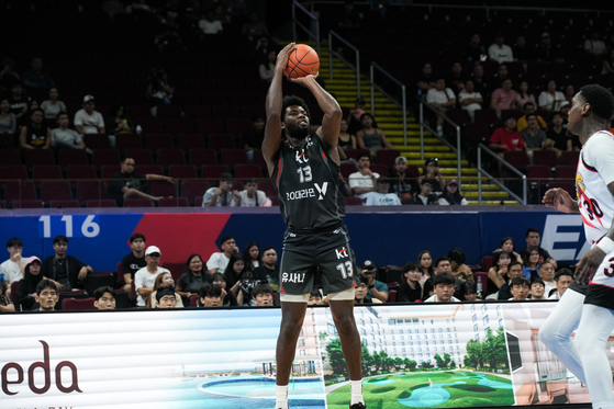 Suwon KT Sonicboom's Rayshaun Hammonds in action during a 2024-25 East Asia Super League game against San Miguel Beermen at Mall of Asia Arena in the Philippines on Wednesday. [EASL]