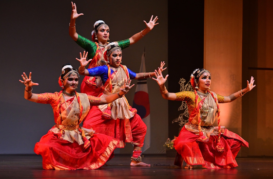 The Kuchipudi dance troupe stages a performance to open the 10th edition of the Sarang Festival in Seoul on Tuesday at Yonsei University. [EMBASSY OF INDIA IN SEOUL] 