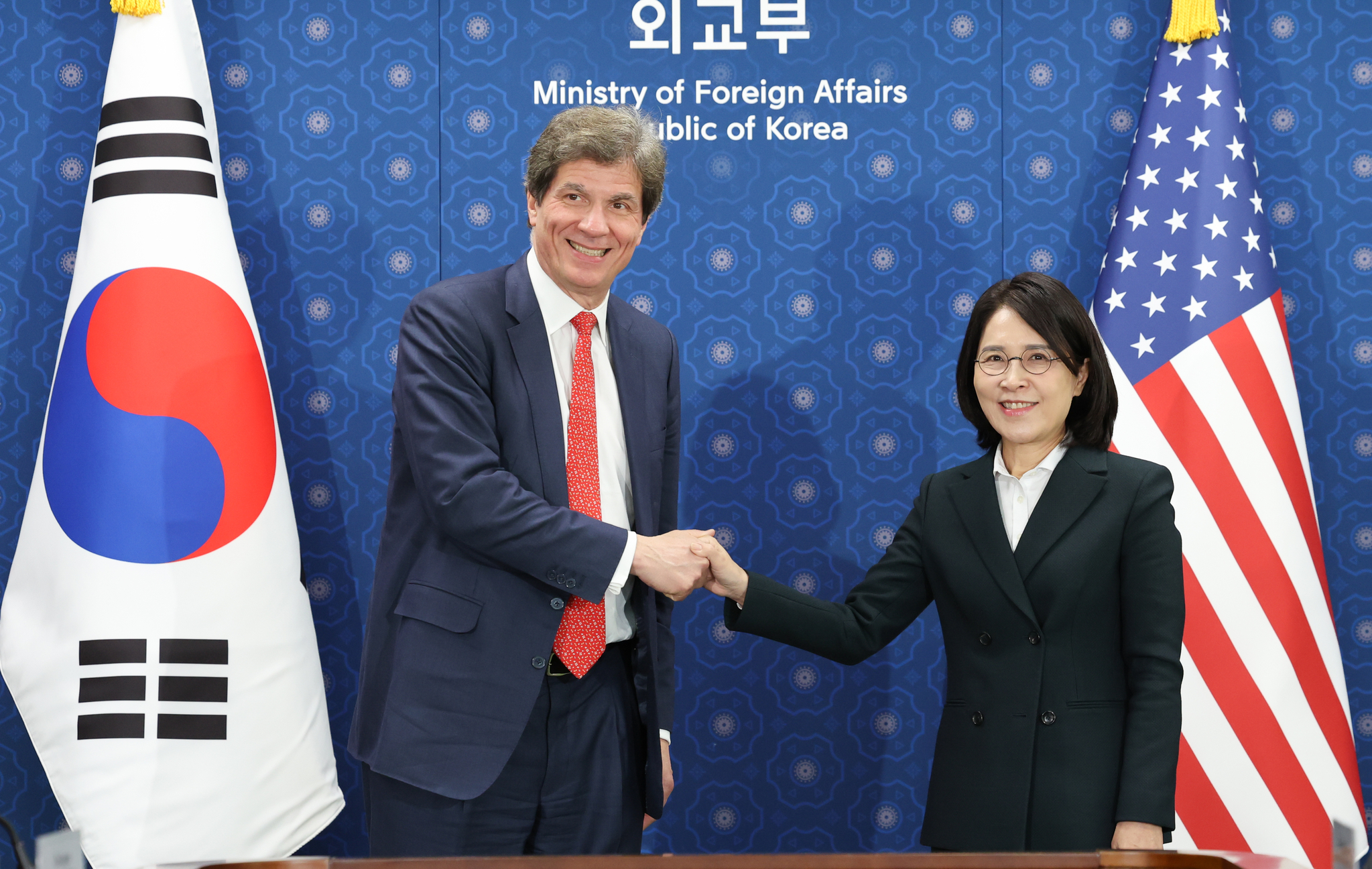 Vice Foreign Minister Kang In-sun shakes hands with Jose Fernandez, the under secretary of state for economic growth, energy and the environment, before their talks at the foreign ministry in Seoul on Jan. 31. [YONHAP]