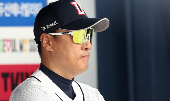 Doosan Bears manager Lee Seung-yuop reacts during Game 2 of the KBO Wildcard series between the KT Wiz and the Doosan Bears at Jamsil Baseball Stadium in southern Seoul on Thursday.  [NEWS1]