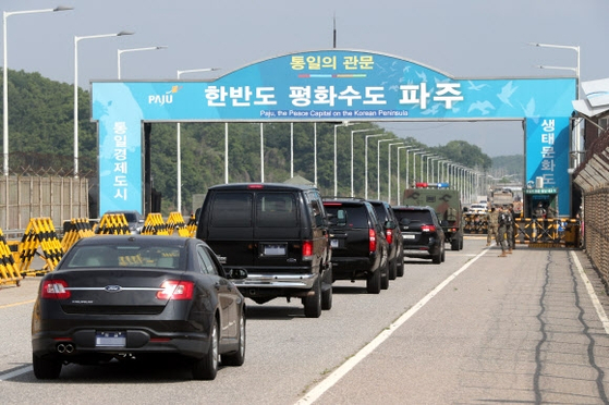 A motorcade carrying Avril Haines, U.S. Director of National Intelligence, crosing the Unificaition Bridge in Paju, Gyeonggi in May 2021. [YONHAP]