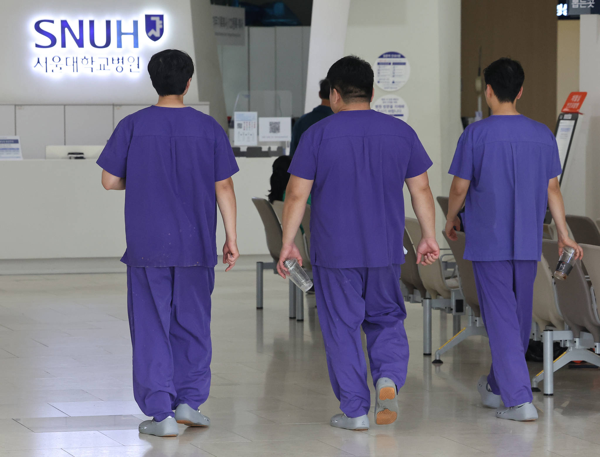 Doctors in Seoul National University Hospital, Jongno District, central Seoul in June 6. [YONHAP]