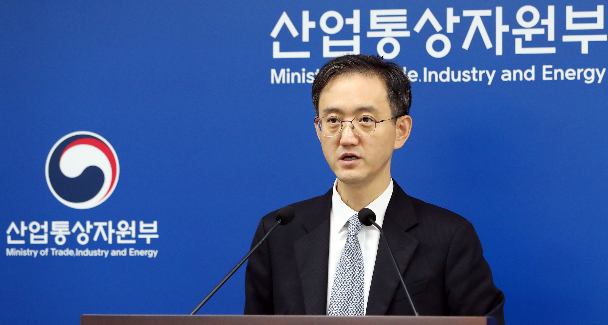 Yoo Beop-min, the Industry Ministry's director-general for cross-border investment policy, speaks during a press briefing on Wednesday at the Sejong government complex. [NEWS1]