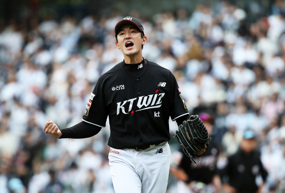 KT Wiz pitcher Ko Young-pyo celebrates during Game 2 of the KBO Wildcard series between the KT Wiz and the Doosan Bears at Jamsil Baseball Stadium in southern Seoul on Thursday.  [NEWS1]