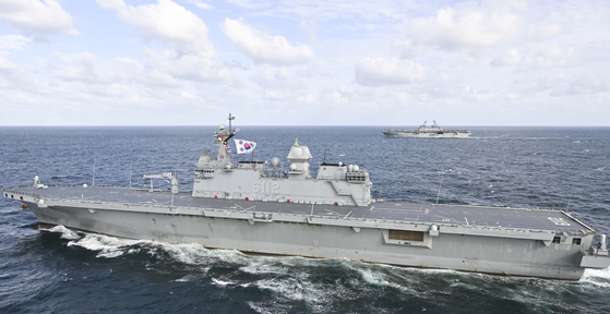 The ROKS Marado, front, and the USS Boxer amphibious assault ship, back, participate in a combined South Korea-U.S. marine exercise in the East Sea the Wednesday in a photo provided by the Korean Navy on Thursday. [YONHAP]