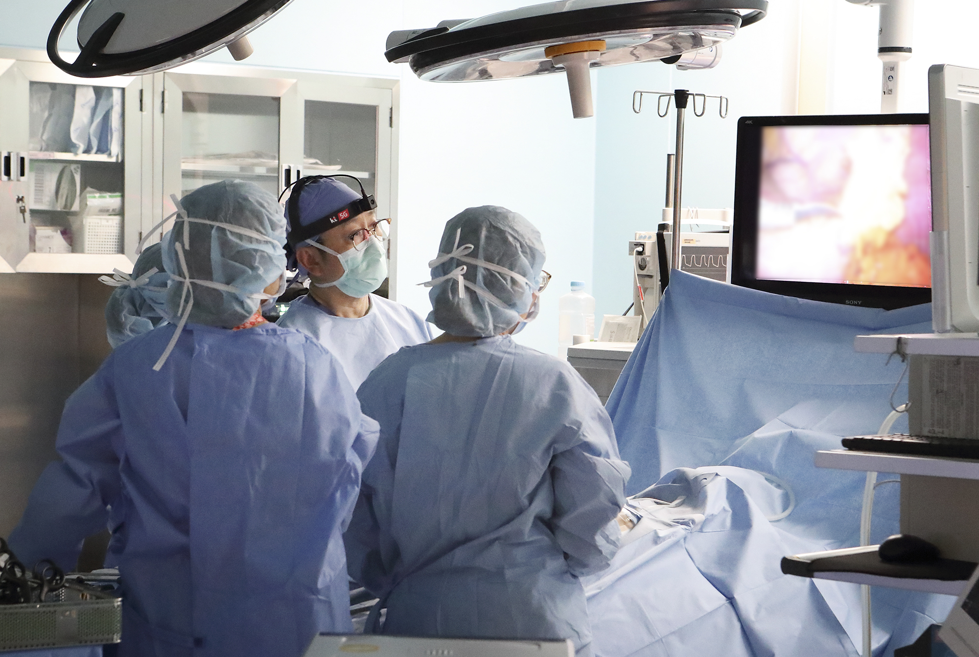 Doctors at Samsung Medical Center in Gangnam, southern Seoul, performing surgery [KT]