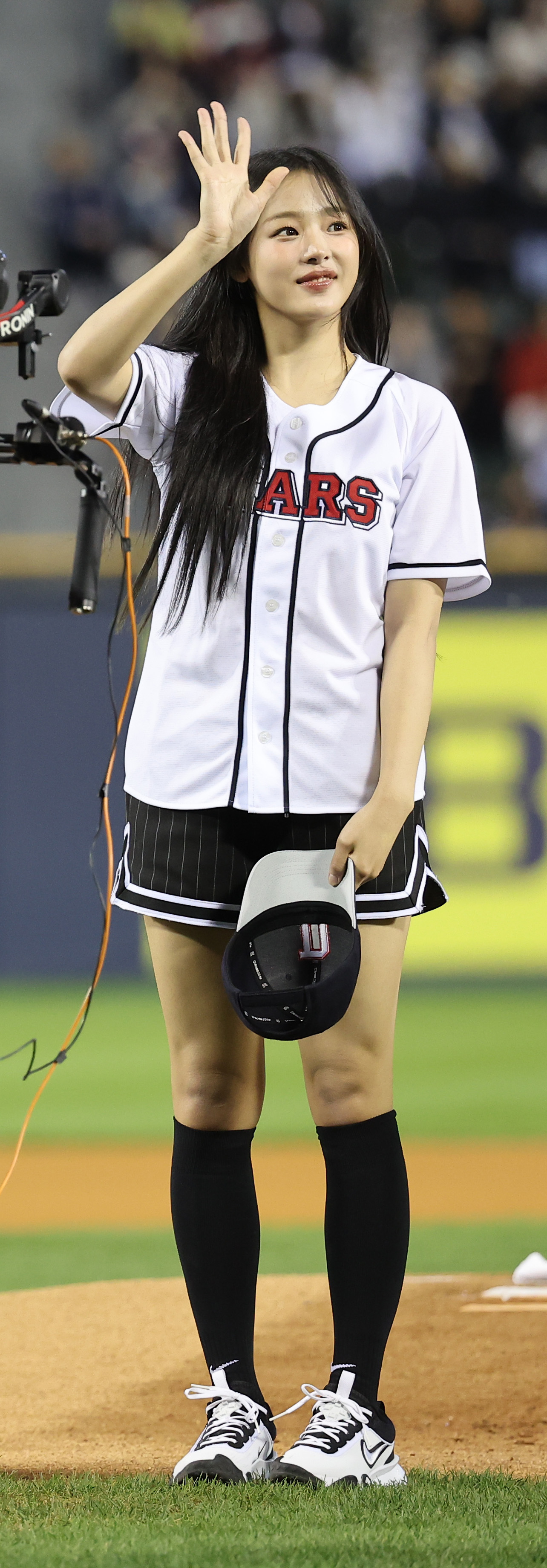 Minji of girl group NewJeans waves to the crowd ahead of the KBO Wildcard game between the Doosan Bears and KT Wiz held on Oct. 2 at Jamsil Baseball Stadium, southern Seoul. [YONHAP]