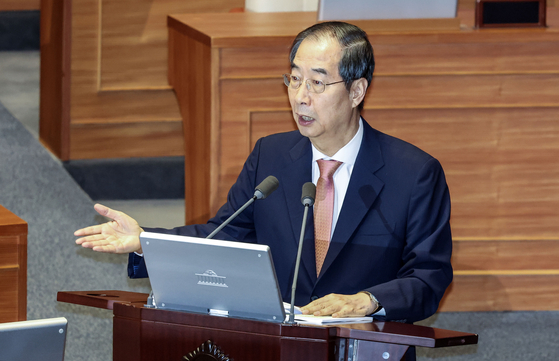 Prime Minister Han Duk-soo speaks during National Assembly hearing on Sept.12 [JOONGANG ILBO]