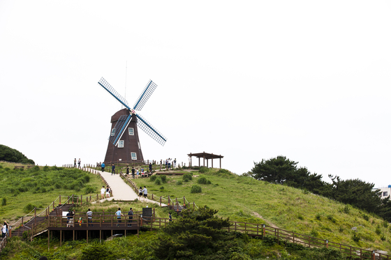 Windy Hill is one of eight scenic spots in Geoje. [GEOJE CITY OFFICE]