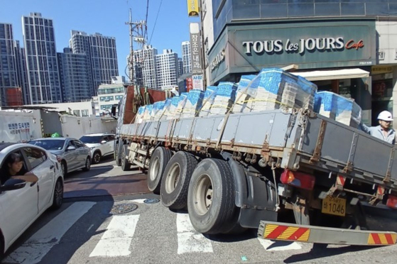 A 25-ton truck lies in the sinkhole that opened up in Incheon on Friday. [INCHEON FIRE SERVICES]