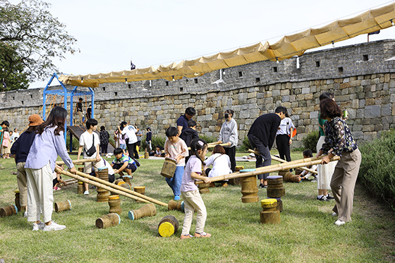 Visitors play traditional Korean games at Fortification Playpark at last year's Suwon Hwaseong Cultural Festival. [SUWON CULTURAL FOUNDATION]